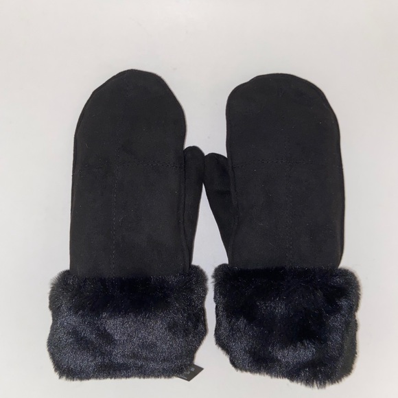 Urban Outfitters Accessories - 2/$20 🛍️ Urban Outfitters Black Mittens